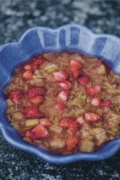 Rabarbrasuppe med jordbar 384 0.0x0.0x1097.8909090909087x1648.0 q85
