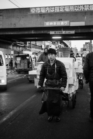 Tsukji outsidewalking bw 1 of 1 320 194.4x0.0x3078.0x4608.0 q85