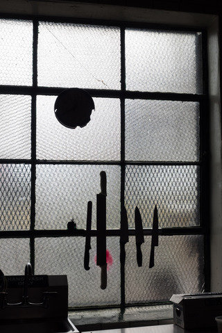 Robertas windowwithknives 1 of 1 320 140.4x0.0x3078.0x4608.0 q85