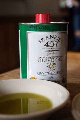 Fs frankies oliveoil 320 194.4x0.0x3074.2875x4608.0 q85