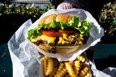 Shakeshack burger 1 of 1 236 0.0x370.6434782608689x4608.0x3065.3217391304333 q85